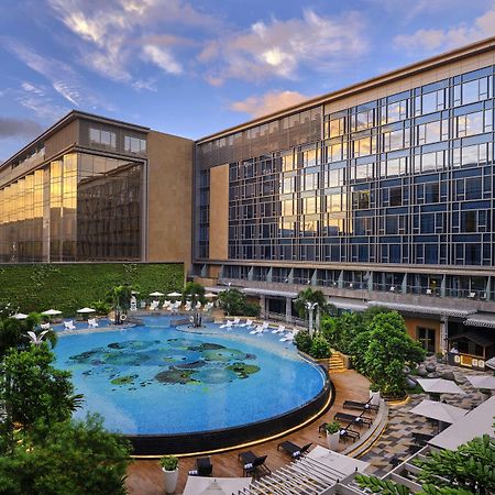 Hotel Hilton Manila Pasay Exterior foto The hotel's pool