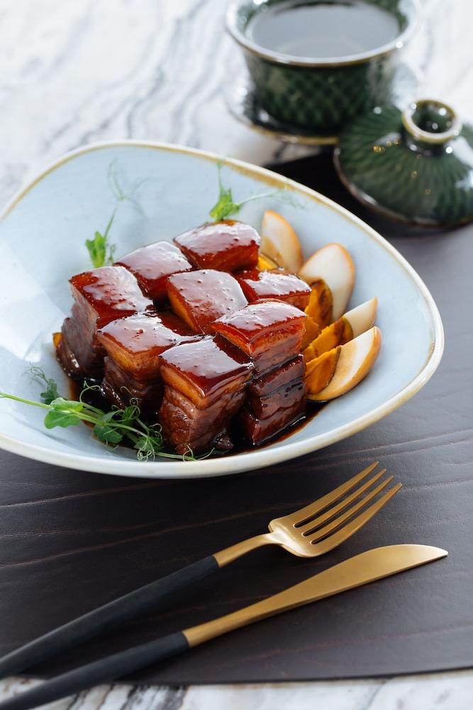 Hotel Hilton Manila Pasay Exterior foto Soy sauce is used in many Asian dishes, such as this char siu.