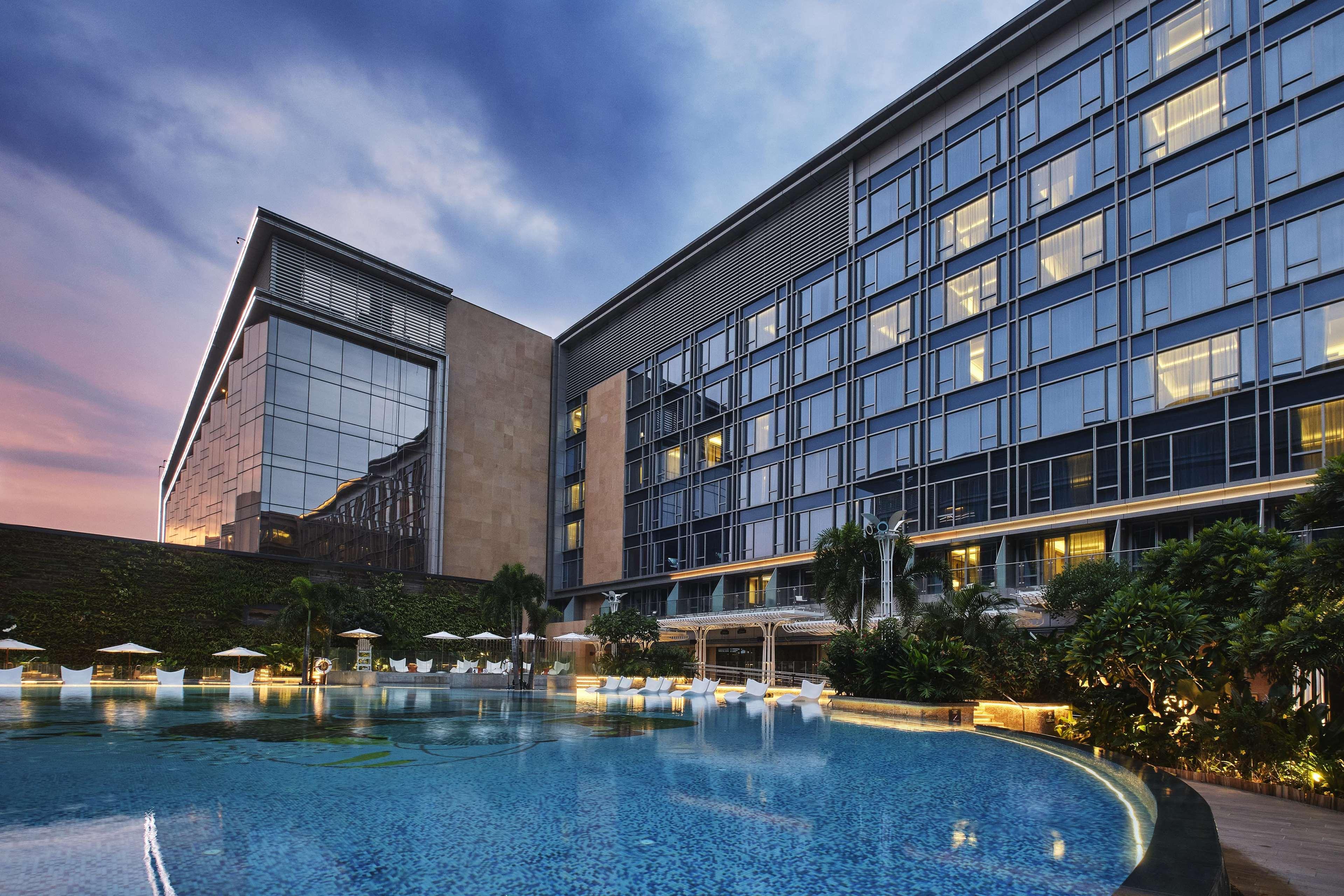 Hotel Hilton Manila Pasay Exterior foto The hotel's pool