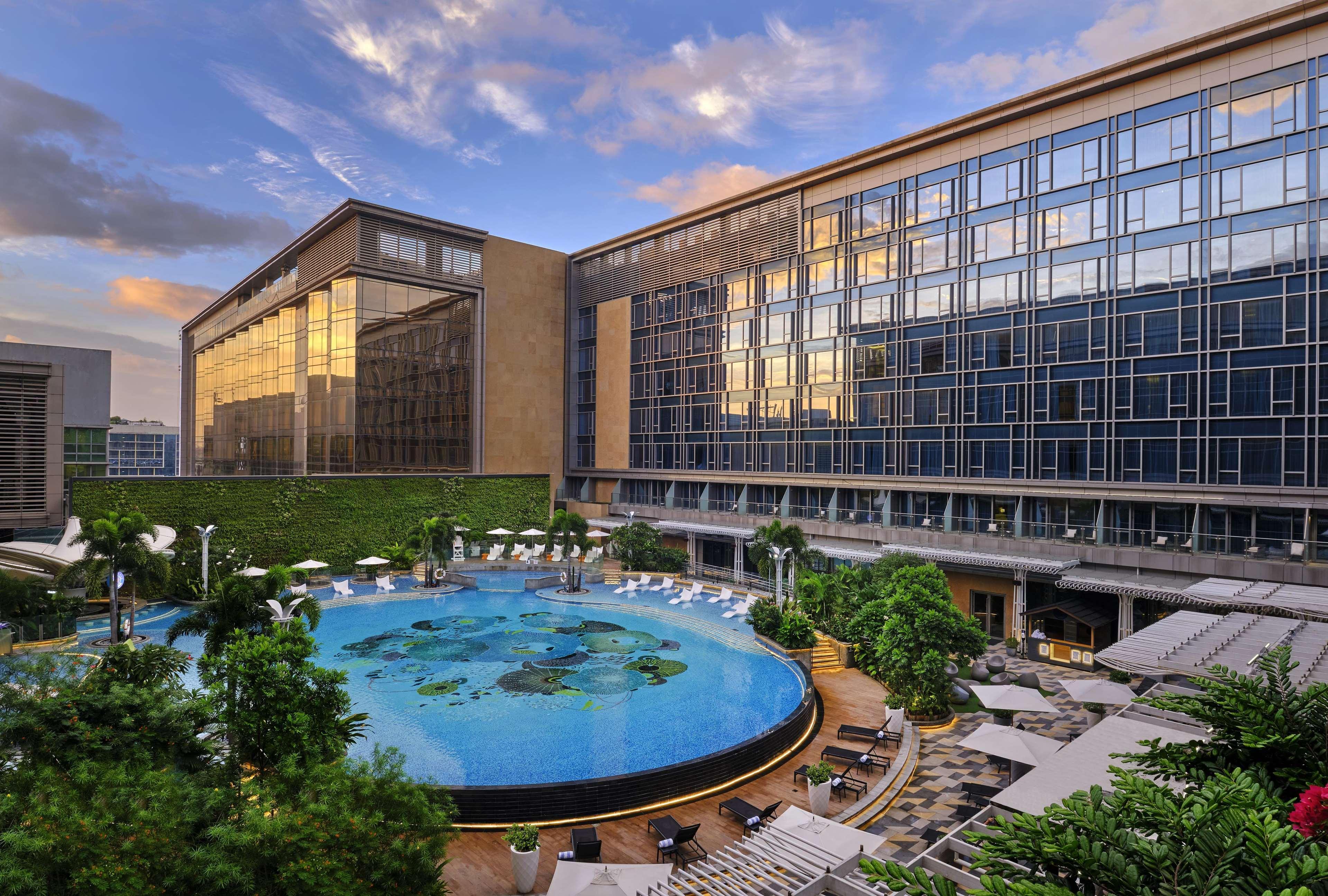 Hotel Hilton Manila Pasay Exterior foto The hotel's pool